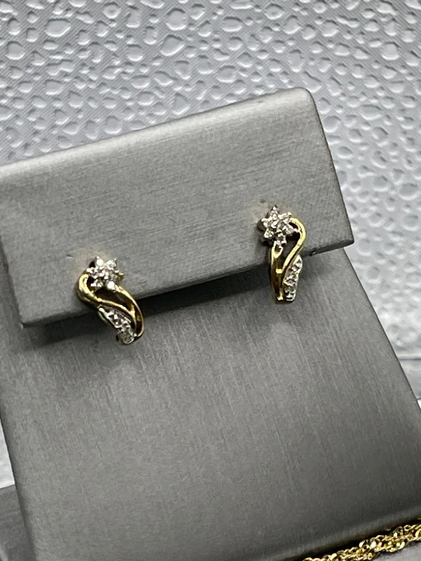 Beautiful Heart Shaped Earrings-Ladies 10 Karat Solid Yellow Gold Diamond Stud Earrings